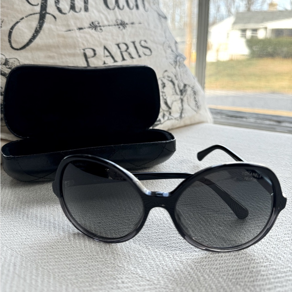 CHANEL Polarized Sunglasses with Case